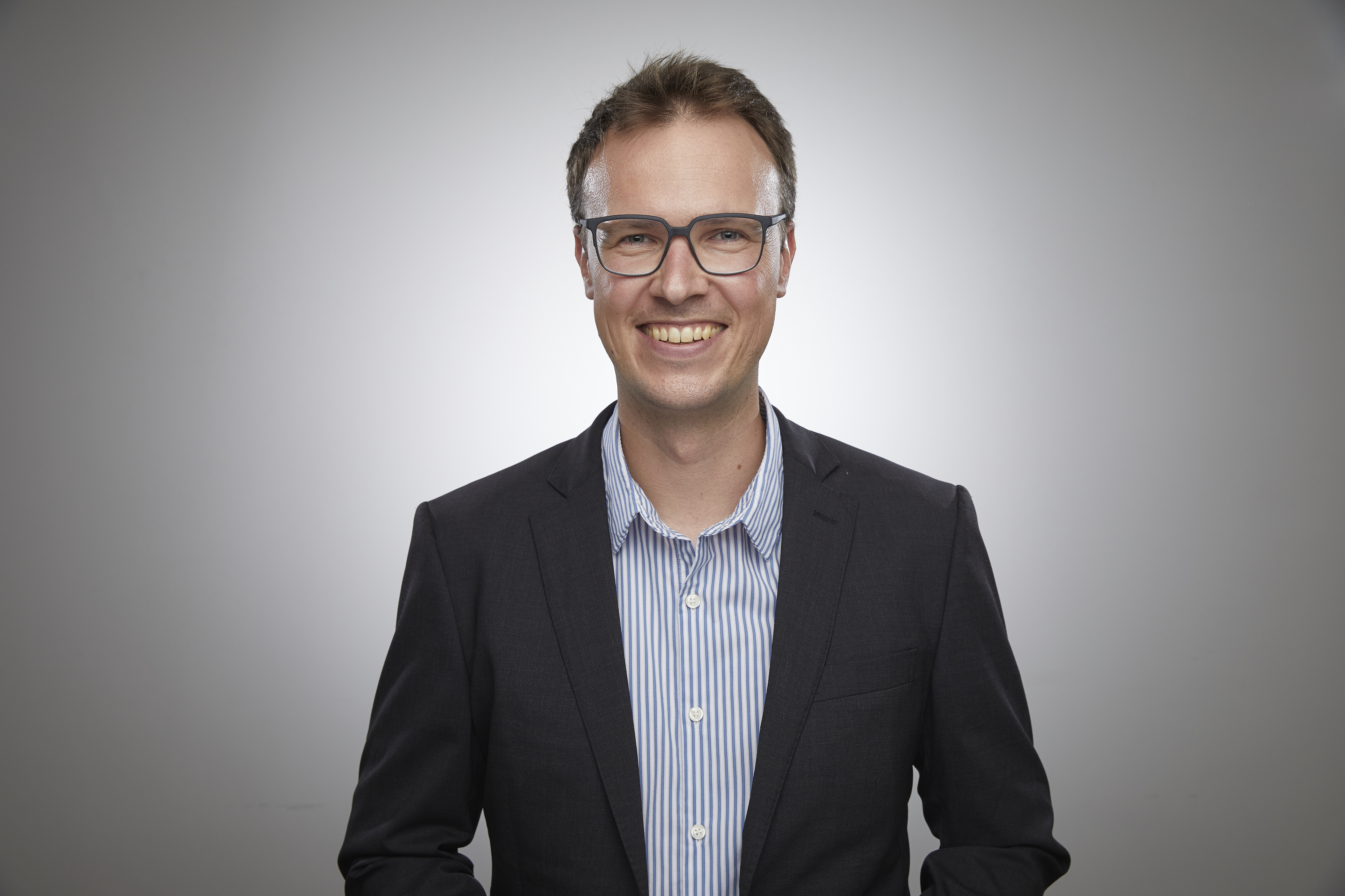 Sebastian Hohenberg faculty page